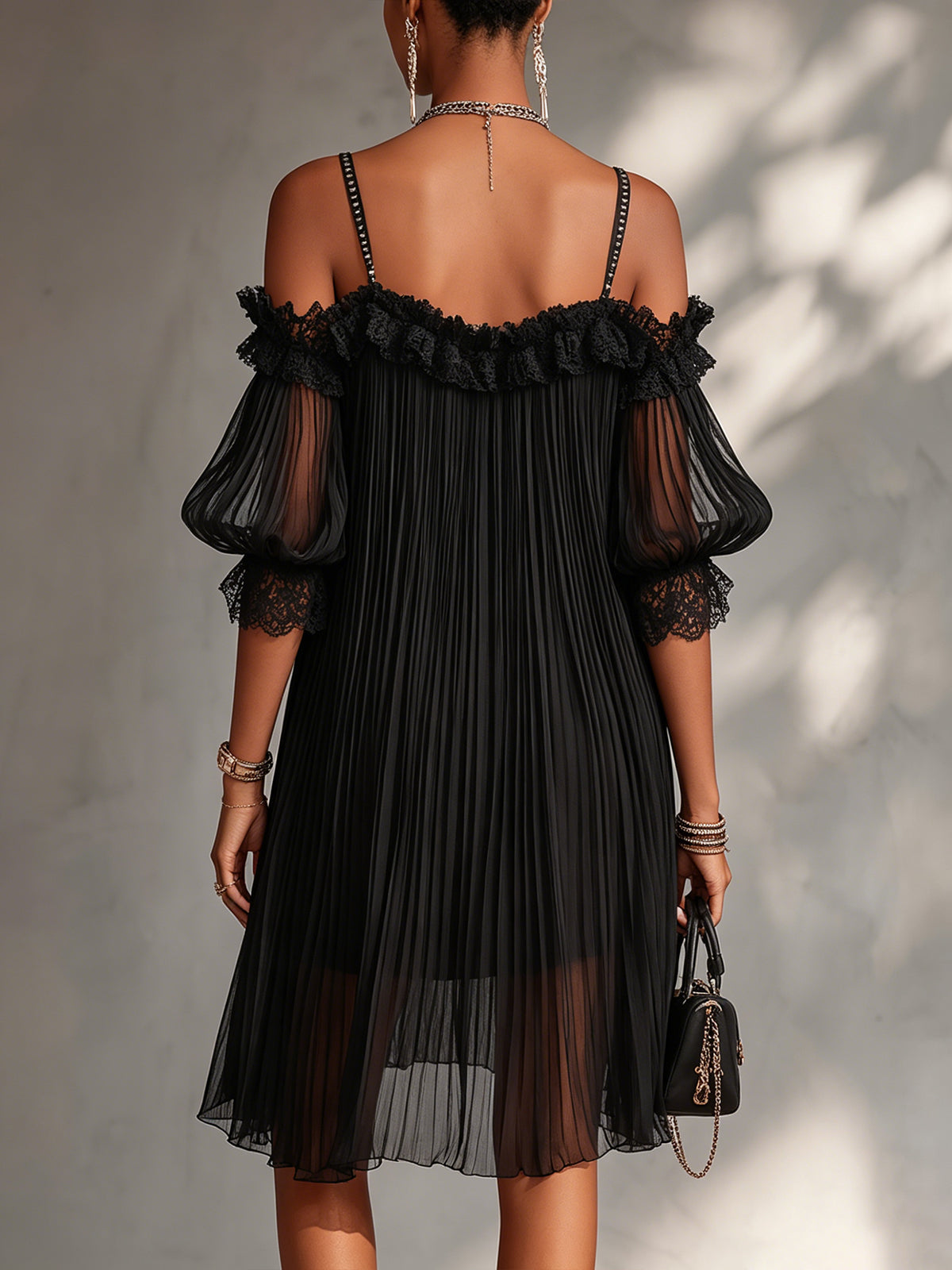 Livia | Schwarzes schulterfreies Chiffon-Minikleid mit Spitzenbesatz